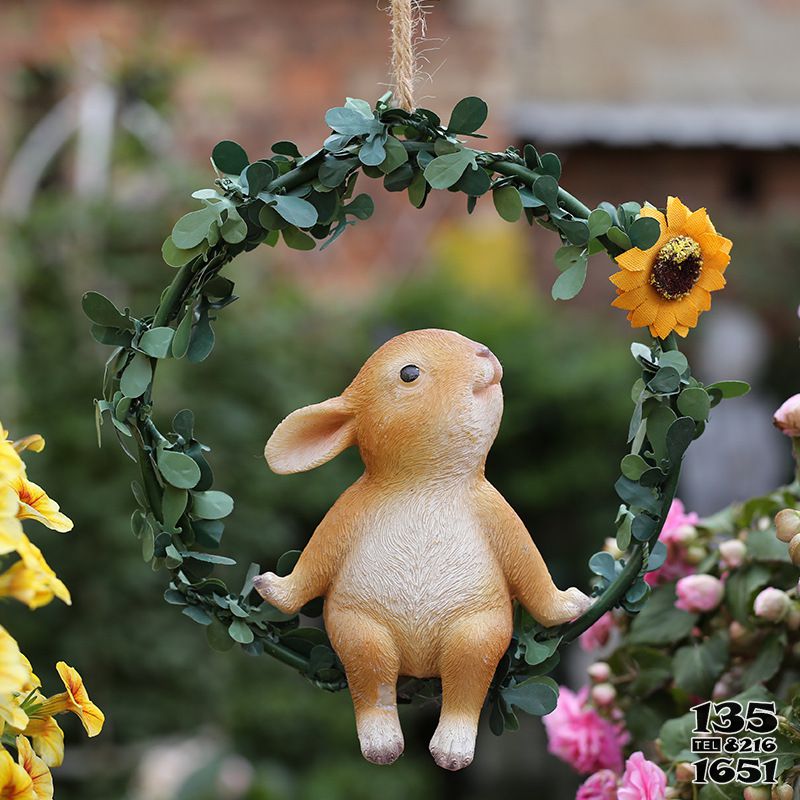 兔子雕塑-花园一只荡秋千的 玻璃钢兔子雕塑高清图片