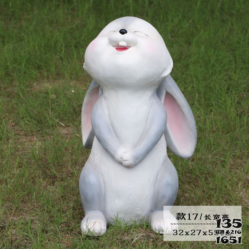 兔子雕塑-室内摆放一只微笑的玻璃钢兔子雕塑高清图片