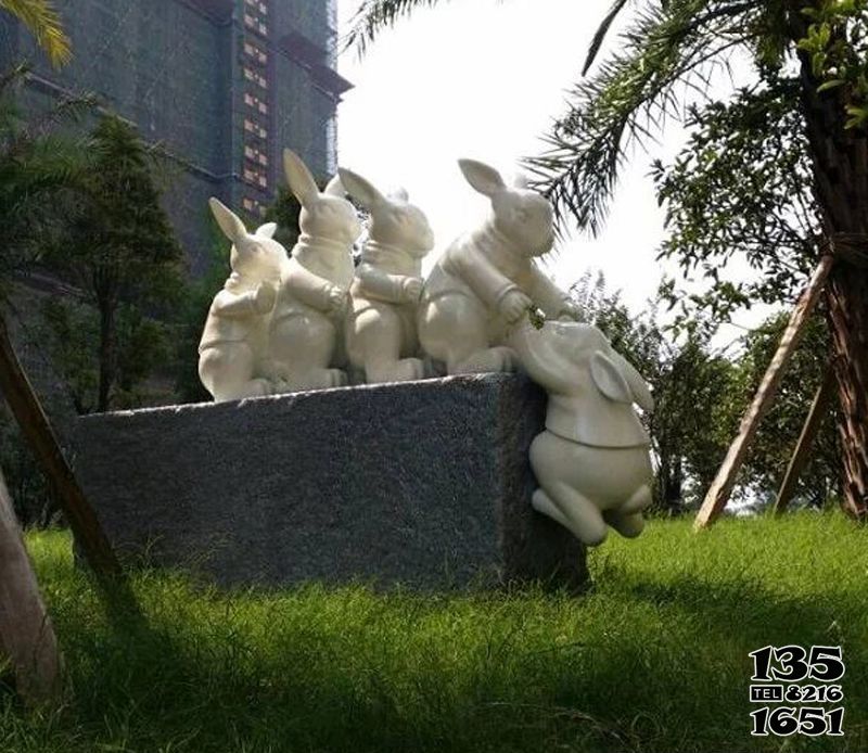 兔子雕塑-小区装饰一群创意玻璃钢兔子雕塑高清图片