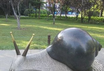 蜗牛雕塑-公园摆放的爬行的青石石雕创意蜗牛雕塑