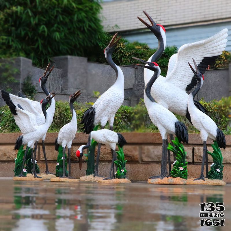 仙鹤雕塑-玻璃钢彩绘成群结队的仙鹤雕塑