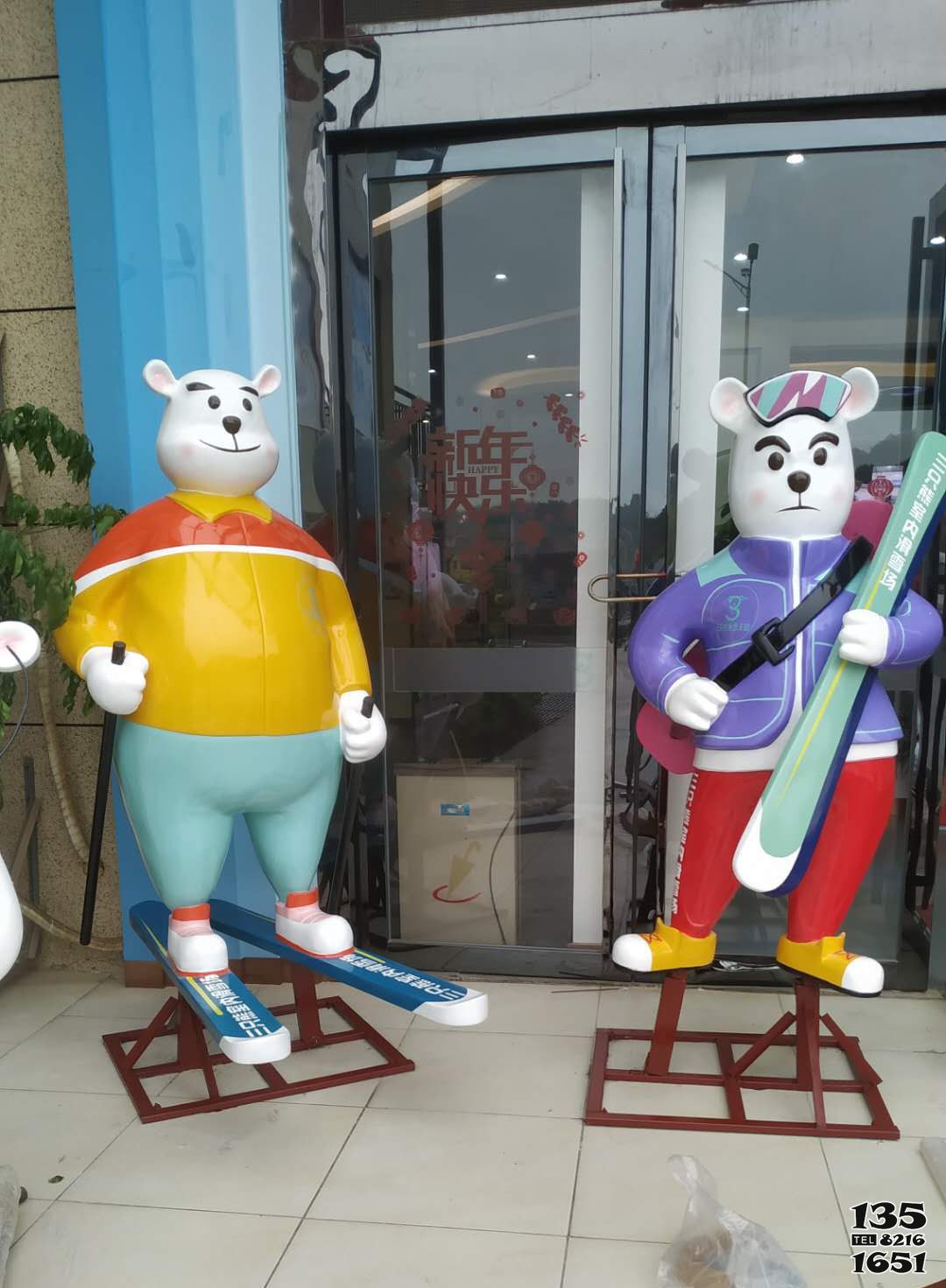 熊雕塑-滑雪场户外摆放两只滑雪彩绘玻璃钢熊雕塑高清图片