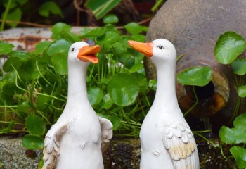 鸭子雕塑-公园玻璃缸两只坐着的鸭子雕塑