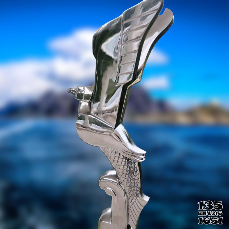 鱼雕塑-海边一只不锈钢飞翔的鸟头鱼雕塑高清图片