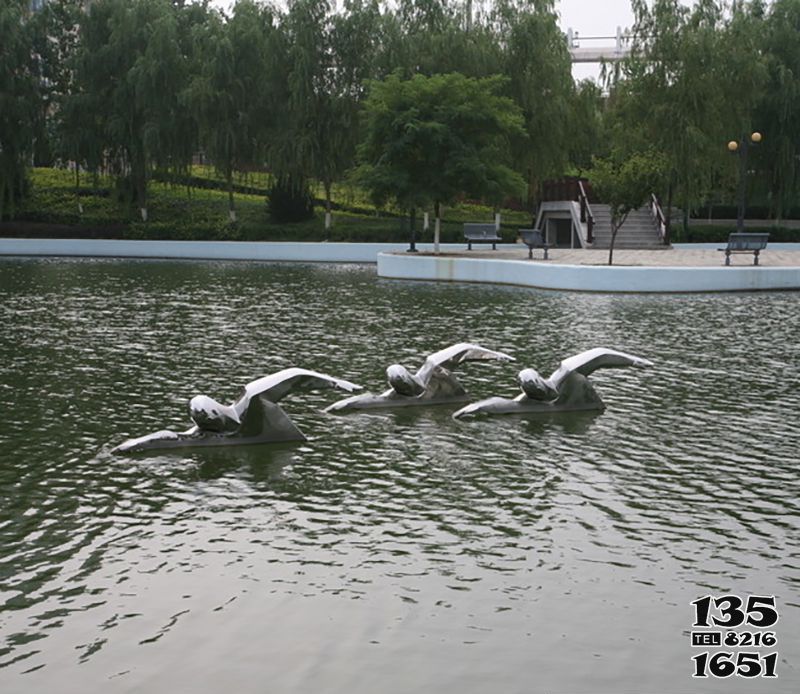 游泳雕塑-公园湖小河游泳运动员不锈钢雕塑高清图片