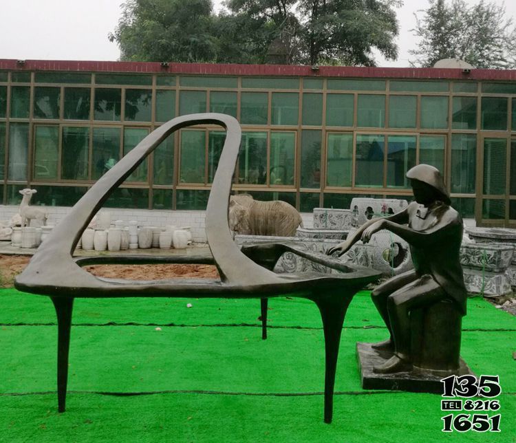 钢琴雕塑-别墅庭院一位弹钢琴的表演者不锈钢抽象钢琴雕塑高清图片