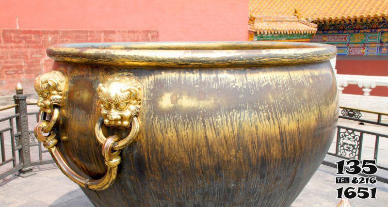 缸雕塑-故宫圆形水缸铜雕狴犴缸雕塑高清图片