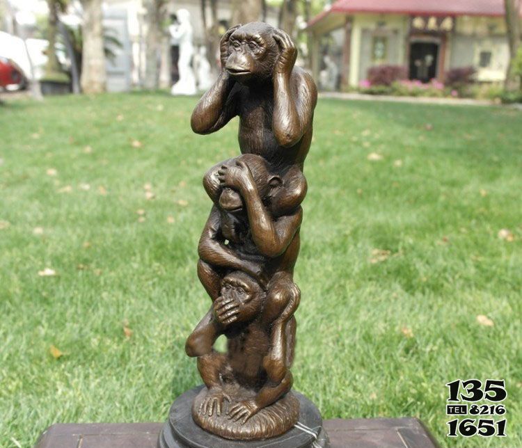 猴子雕塑-草地上摆放的捂眼的玻璃钢创意猴子雕塑高清图片