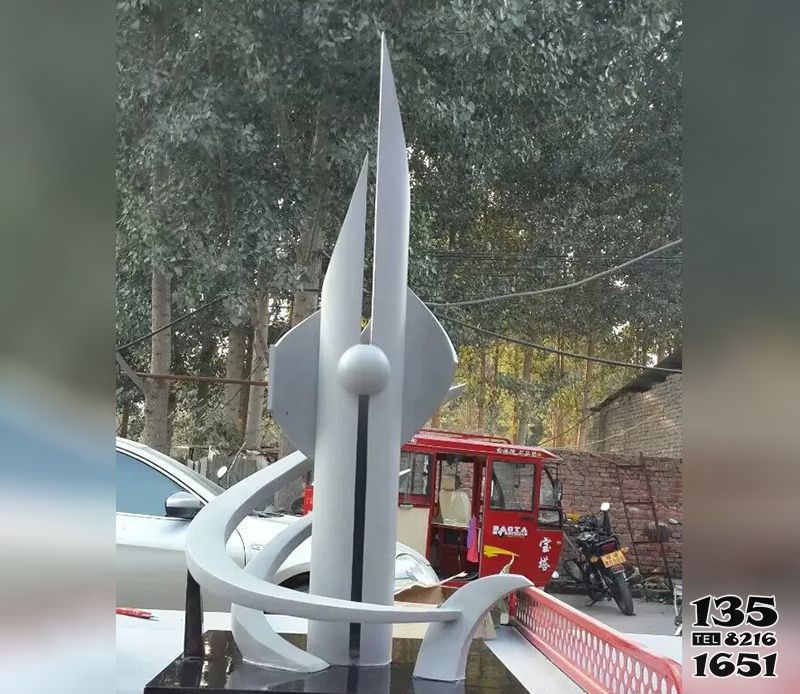火箭雕塑-公园里摆放的玻璃钢创意火箭雕塑高清图片