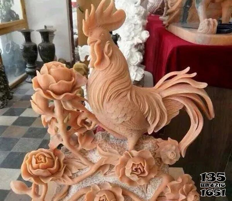 鸡雕塑-室内摆放的晚霞红石雕创意鸡雕塑高清图片