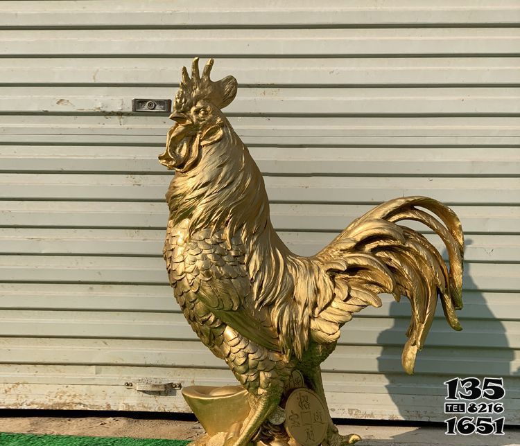 鸡雕塑-街道公园行走的玻璃钢喷漆鸡雕塑高清图片
