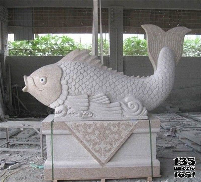 鲤鱼雕塑-公园摆放的砂岩石雕创意鲤鱼雕塑高清图片