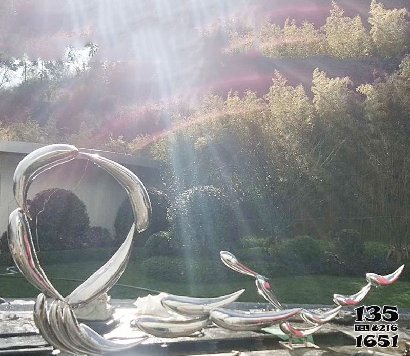 鲤鱼雕塑-湖边摆放的玩耍的玻璃钢创意鲤鱼雕塑高清图片