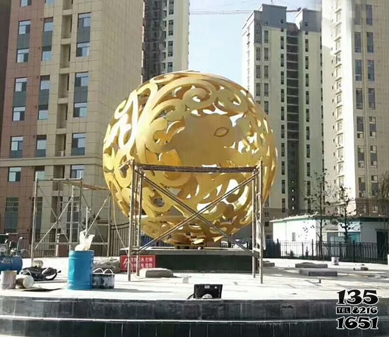 镂空球雕塑-广场小区抽象创意不锈钢喷金烤漆镂空球雕塑高清图片