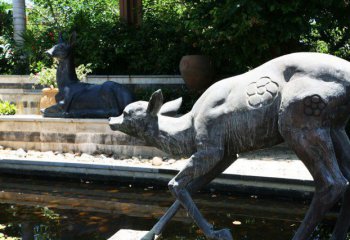鹿雕塑-公园池塘中的大理石石雕鹿雕塑