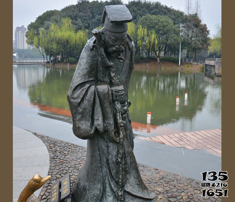 骆宾王雕塑-景区湖边摆放古代诗人骆宾王做旧铜雕塑高清图片
