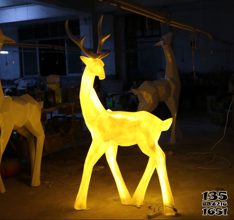 梅花鹿雕塑-玻璃钢夜晚广场照明的梅花鹿雕塑高清图片