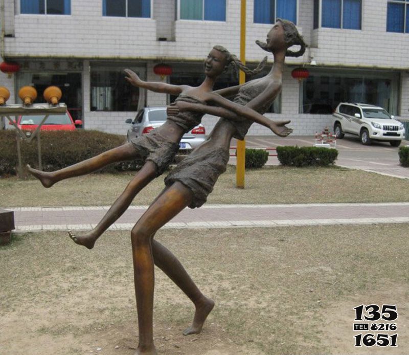 母女雕塑-广场公园铜雕玩耍中的母女雕塑高清图片