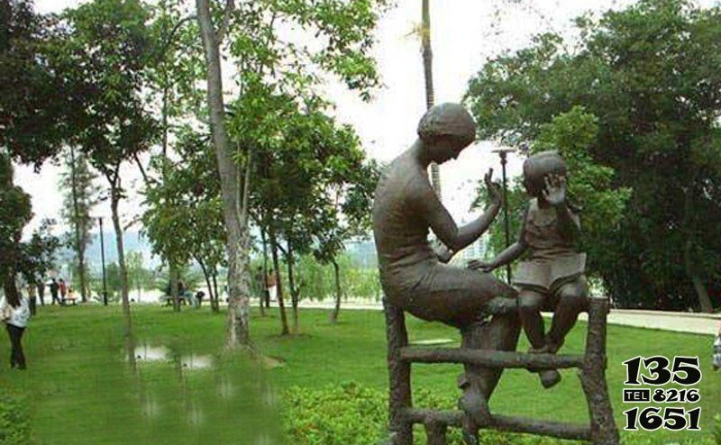 母子雕塑-景区坐着栏杆的铜雕母子雕塑高清图片