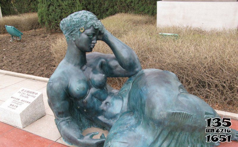 女人雕塑-景区铜雕躺着思考的女人雕塑高清图片