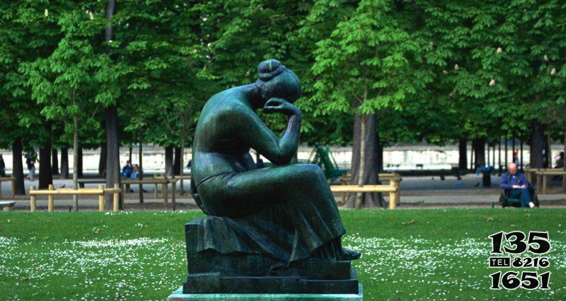 女孩雕塑-公园坐着思考的人物铜雕女孩雕塑高清图片