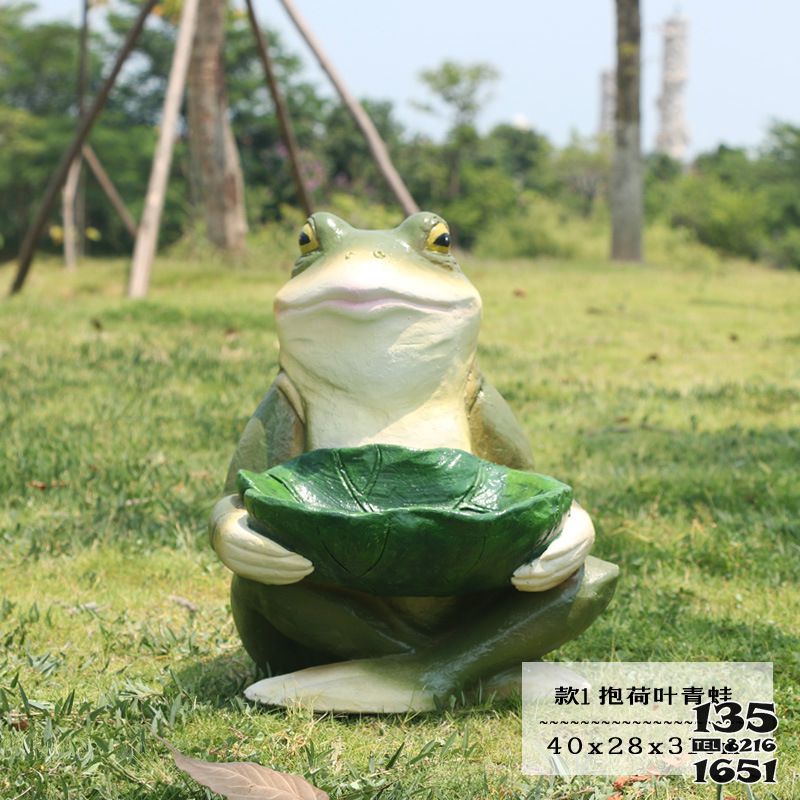 青蛙雕塑-公园玻璃钢一只抱着荷叶的青蛙雕塑