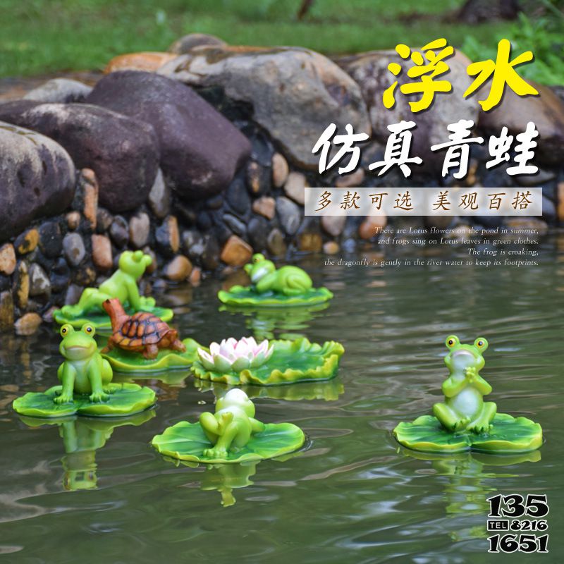 青蛙雕塑-水中浮水的仿真树脂青蛙雕塑高清图片