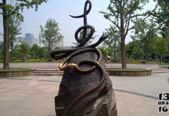 蛇雕塑-公园里摆放的爬在石头上的两条玻璃钢喷漆蛇雕塑