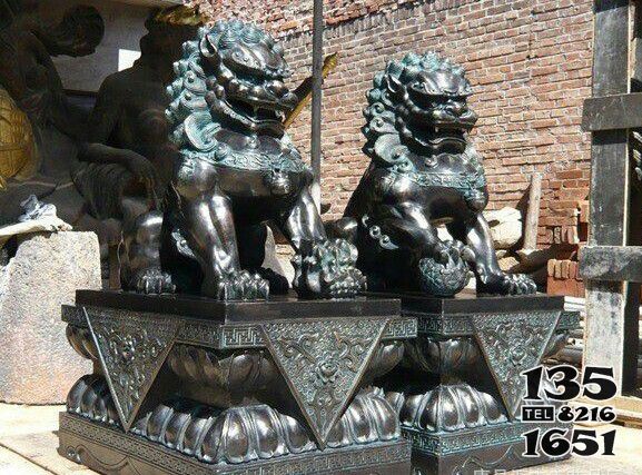 狮子雕塑-广场景区创意不锈钢仿铜创意一对狮子雕塑高清图片