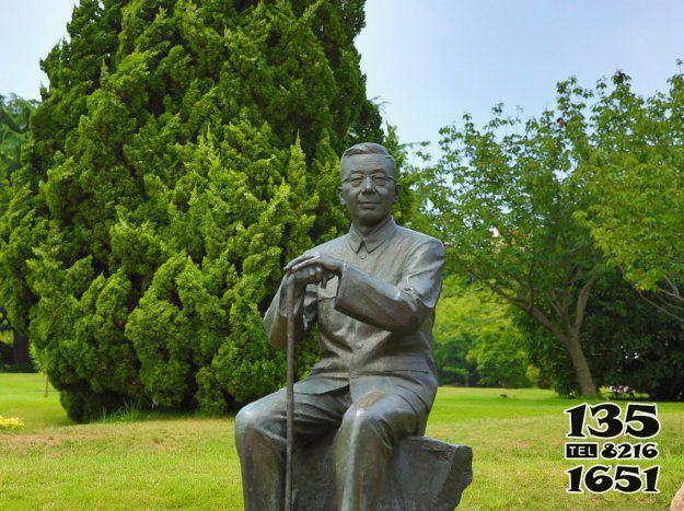 华罗庚雕塑-校园铜雕坐在石头上的拿着拐杖的华罗庚雕塑高清图片