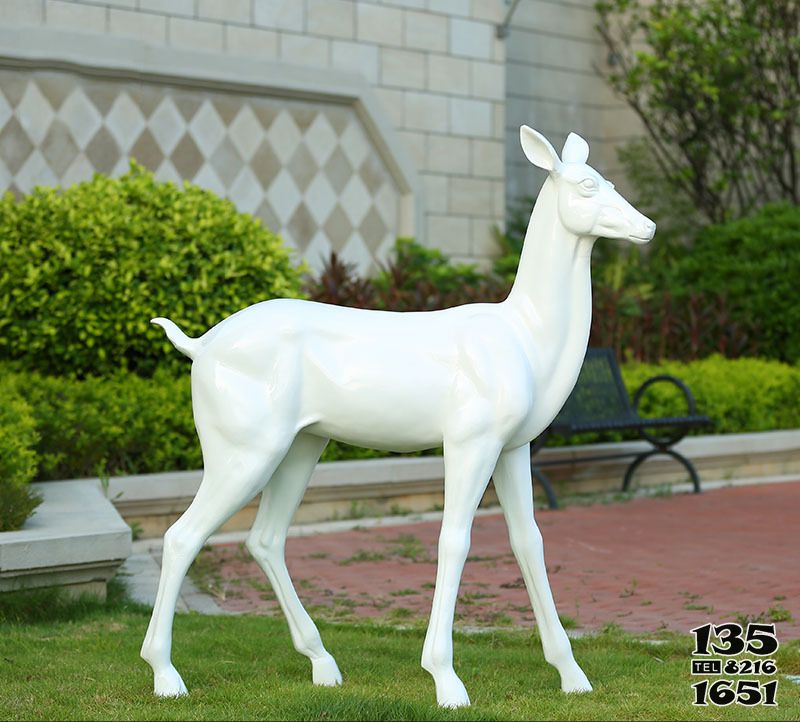 鹿雕塑-户外园林景观玻璃钢鹿雕塑高清图片