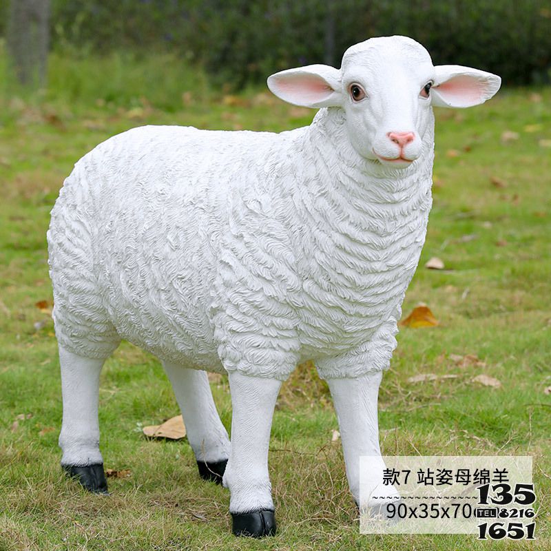 绵羊雕塑-草地上摆放的母的玻璃钢仿真绵羊雕塑