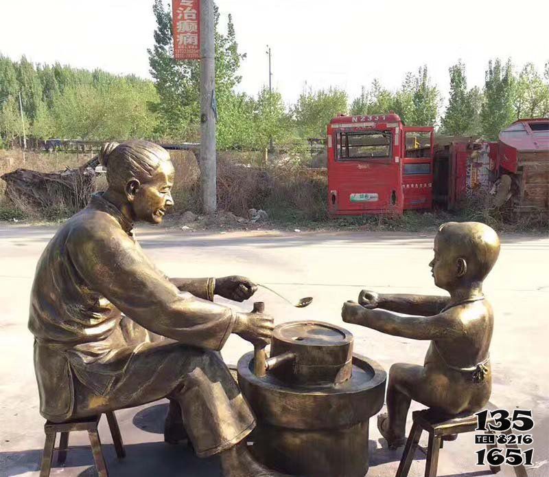 母子雕塑-户外景区铜雕古代帮妈妈磨豆子的母子雕塑高清图片