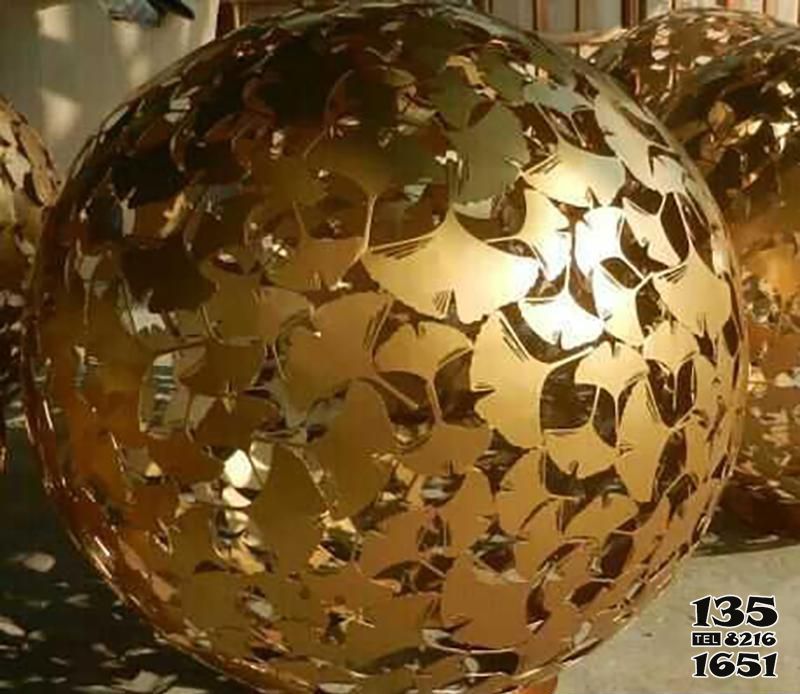 球体雕塑-不锈钢喷金烤漆银杏叶子球体雕塑高清图片