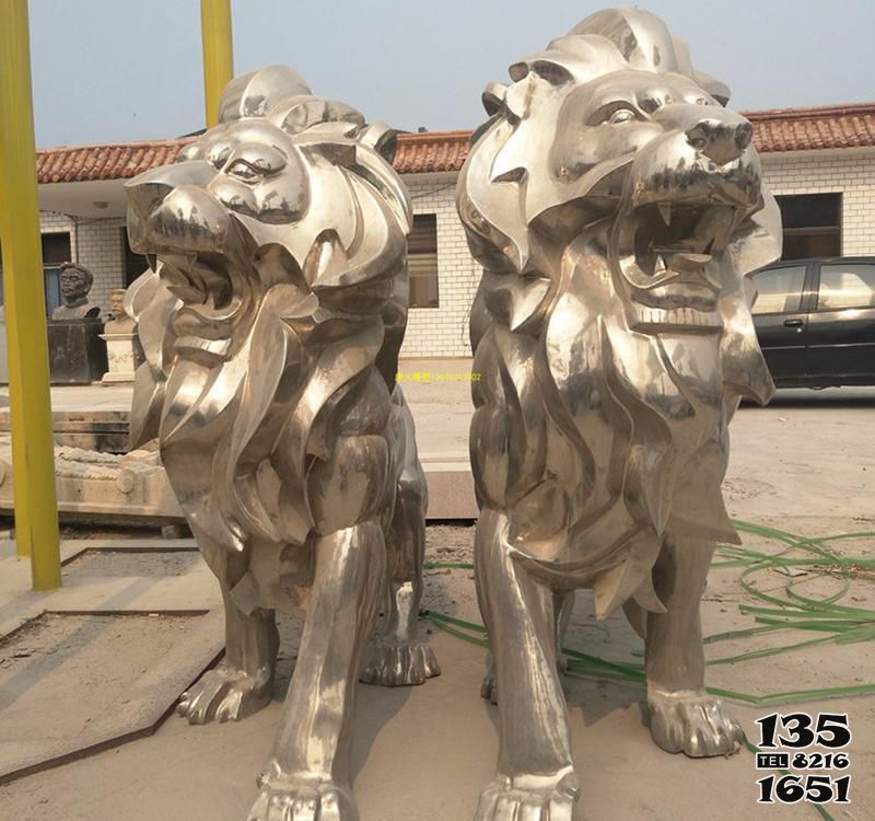 狮子雕塑-不锈钢喷金烤漆大型仿真大门口看门的狮子雕塑高清图片