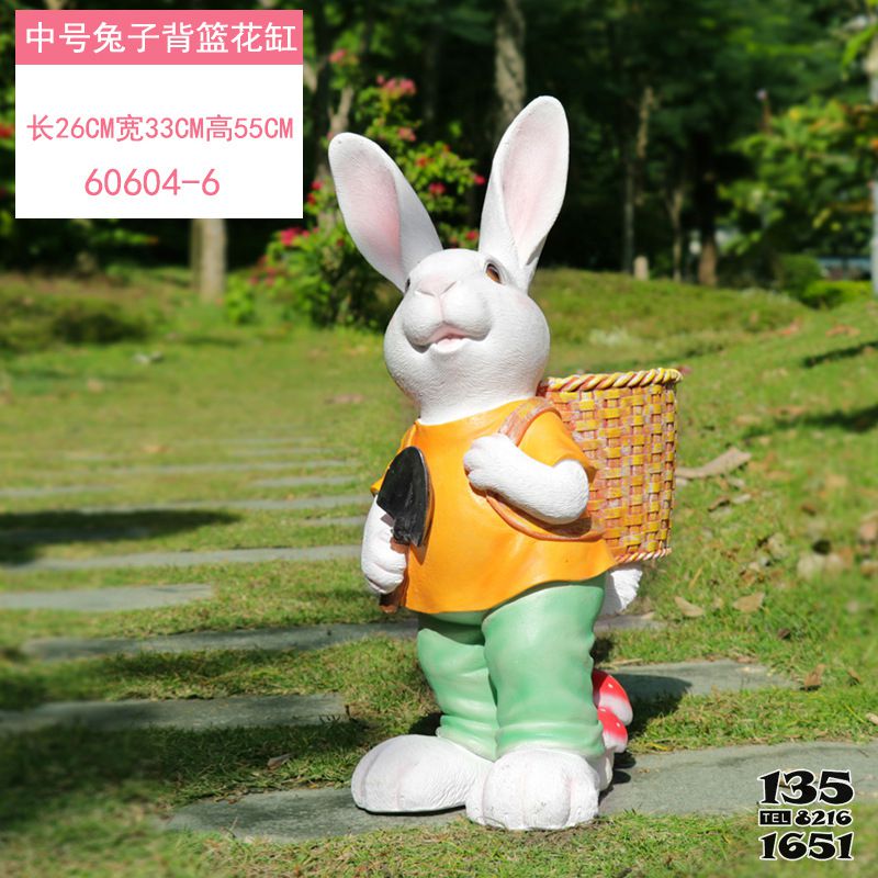 兔子雕塑-农场一只劳动的玻璃钢兔子雕塑高清图片