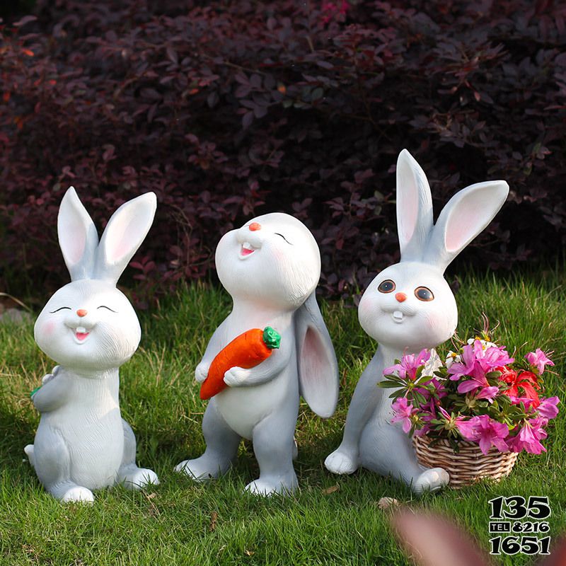 兔子雕塑-庭院三只呆萌的灰色玻璃钢兔子雕塑高清图片