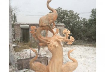 仙鹤雕塑-公园晚霞红石雕创意树上站着的仙鹤雕塑