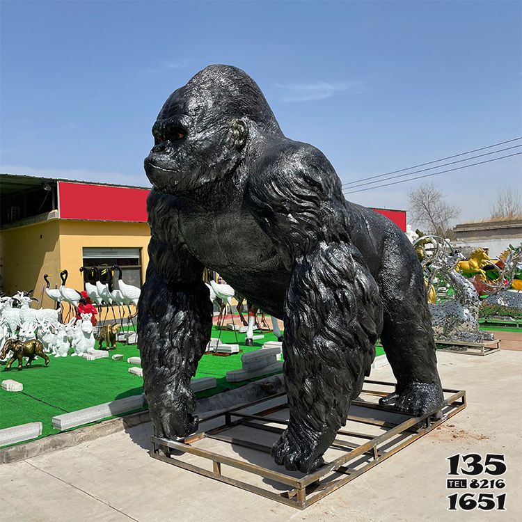 猩猩雕塑-游乐园玻璃钢大型仿真动物猩猩雕塑高清图片