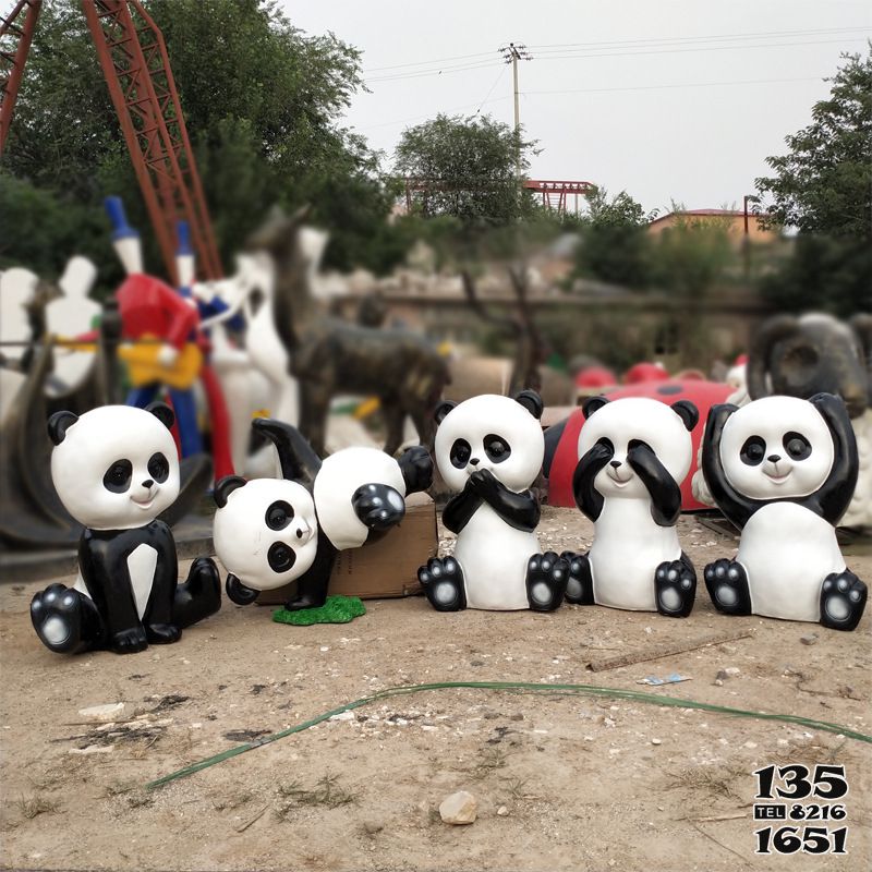 熊猫雕塑-游乐场卡通仿真搞怪玻璃钢熊猫雕塑高清图片