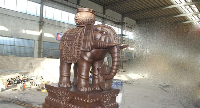 驮宝大象铜雕-驮宝大象铜雕门口镇宅招财大象雕塑高清图片
