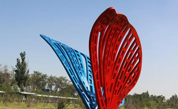 彩色不锈钢抽象蝴蝶雕塑-不锈钢抽象蝴蝶翅膀公园景观雕塑高清图片