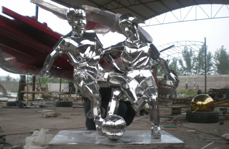 不锈钢踢足球的人物雕塑-不锈钢踢足球人物雕塑 公园运动人物雕塑高清图片