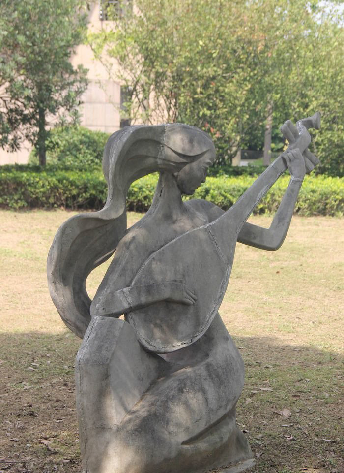 弹琵琶的女孩石雕-弹琵琶的女孩石雕 公园抽象人物雕塑高清图片