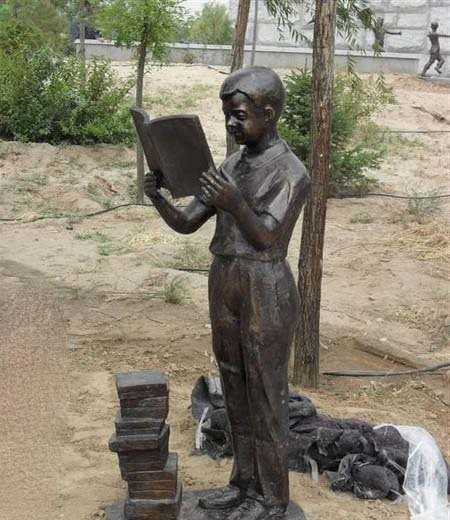 看书的男孩铜雕-看书的男孩铜雕 校园人物雕塑高清图片