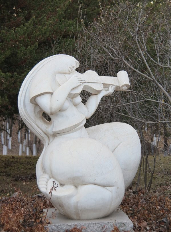 抽象拉小提琴人物石雕-拉小提琴的人物石雕 公园抽象人物雕塑高清图片