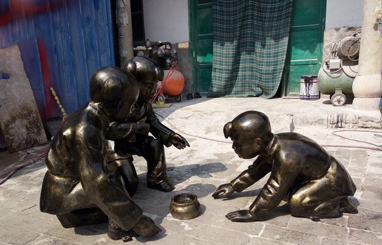 玻璃钢仿铜斗蛐蛐的古代儿童-玻璃钢仿铜斗蛐蛐的古代儿童 公园小品雕塑高清图片