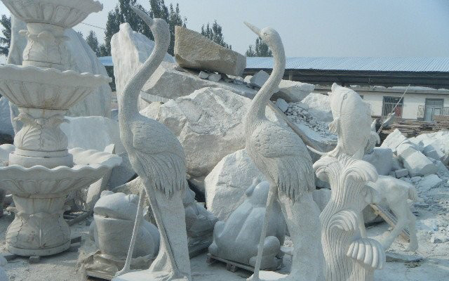 石雕仙鹤-大理石仙鹤雕塑 公园动物石雕高清图片