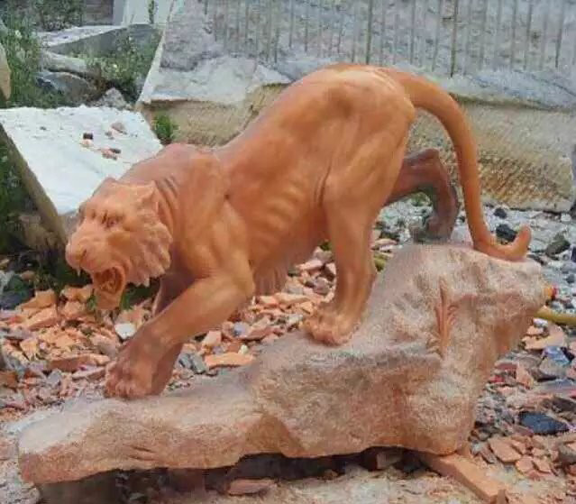 下山老虎石雕-晚霞红老虎雕塑 公园动物石雕高清图片
