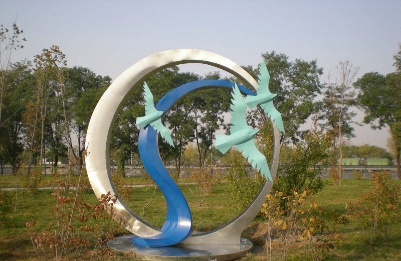 不锈钢圆环和平鸽雕塑-抽象圆环和平鸽雕塑高清图片
